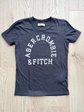 Abercrombie & Fitch XS Charcoal Gray Arc Logo Graphic Tee - Classic A&F